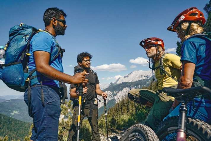   Gemeinsam am Weg: E-Biker trifft Wanderer. Kein Problem, solange sich alle Beteiligten mit Respekt begegnen. Karen Eller und Holger Meyer haben sich für EMTB auf "Transalp dahoam" durch Bayern begeben. Und waren dabei in einer besonders sensiblen Zone unterwegs.
