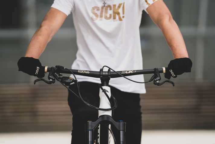   Das SQlab-Cockpit für Fabio Wibmer ist kurz, flach und breit. Der 3OX-Carbon-Lenker mit nur 7 Grad Backsweep ist für spektakuläre Stunts zusätzlich in Zugrichtung verstärkt.