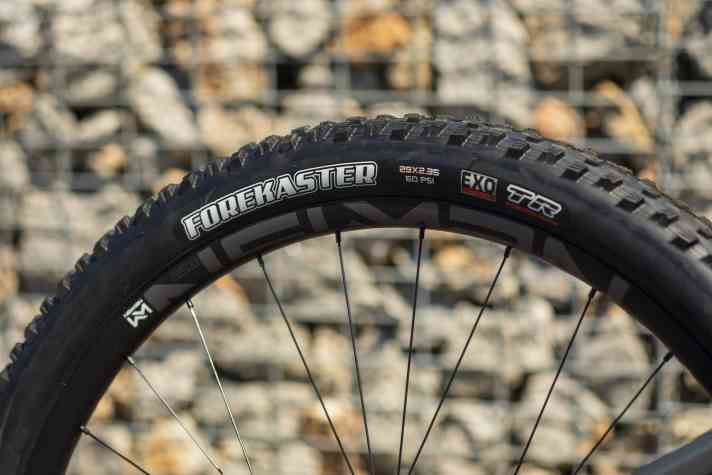   Maxxis Forekaster in 29x2,35 Zoll zieht Cube auf die 30 Millimeter breiten Newmen-Laufräder auf.