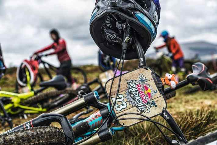   Ob Vollvisierhelm oder Halbschale, Hardtail oder Enduro, fahren oder schieben: Beim Red Bull Radical können Biker jeder Spielart teilnehmen. Das macht das Massenstartrennen besonders spannend.