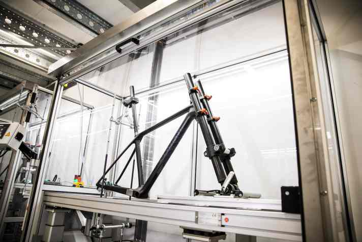   Im hauseigenen Testlabor musste der neue Exceed-Rahmen einiges über sich ergehen lassen. Canyon verspricht gleichbleibende Fahreigenschaften von XS bis XL, von CF bis CFR.