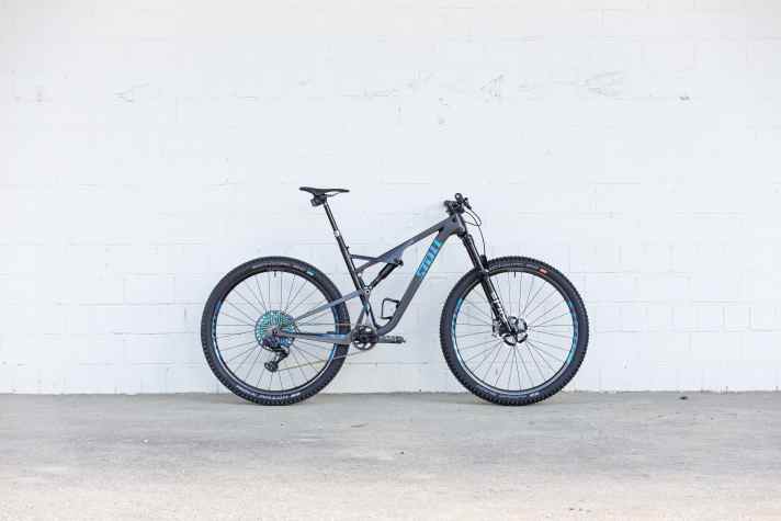   Ab 10,5 Kilogramm* gibt es das Stoll T2. Für ein ausgewogenes 140-Millimeter-Trailbike eine echte Ansage.