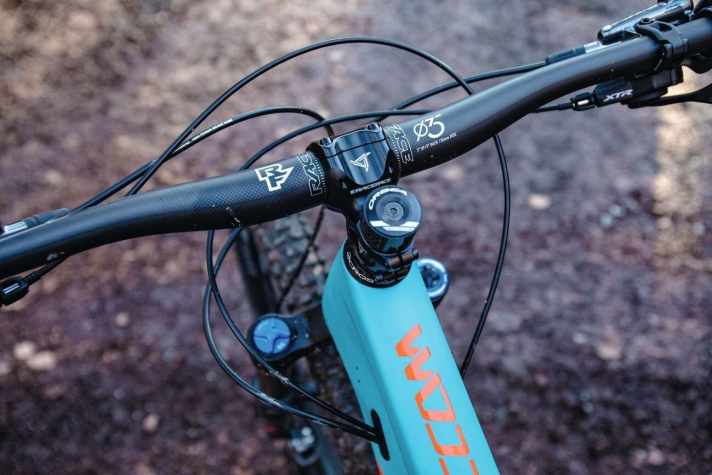  Orbea Occam M-Ltd: Die Züge münden erst weit hinten ins Unterrohr. Der Kabelbauch passt optisch nicht ins Bild.