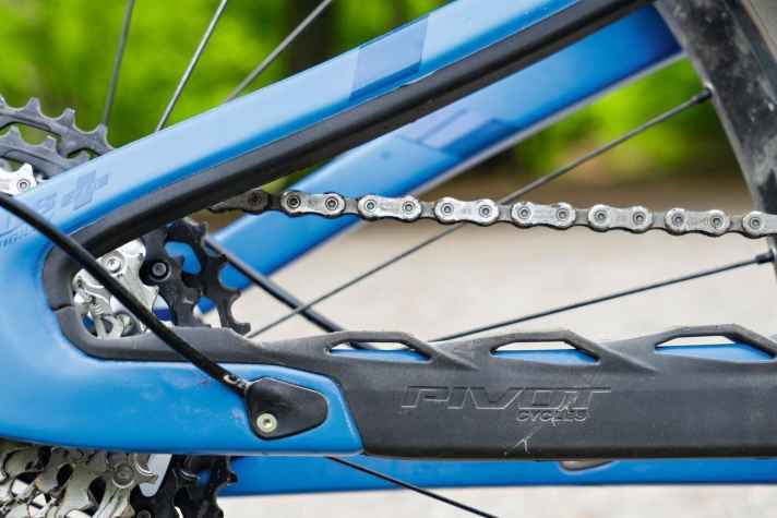   Pivot Switchblade Pro XT/XTR: Durch die gut dämpfenden Gummieinsätze wird lautes Kettenschlagen sehr gut unterbunden.