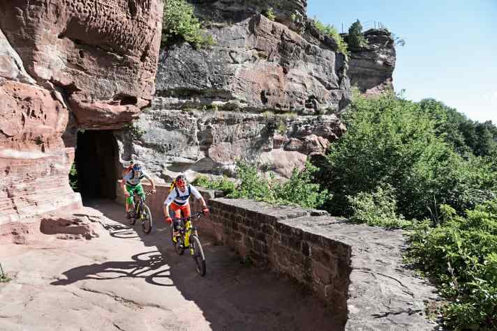   Von Burgen und Burgruinen übersät, mit knallroten Buntsandsteinfelsen durchsetzt: Die Pfalz bietet E-Mountainbikern spektakuläre Landschaften.