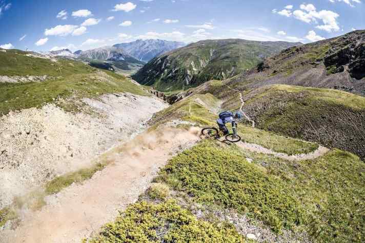   Anspruchsvoll: Die alten Schmuggler-Trails Richtung Chaschauna-Pass haben es in sich. Im Hintergrund der Livigno-See.