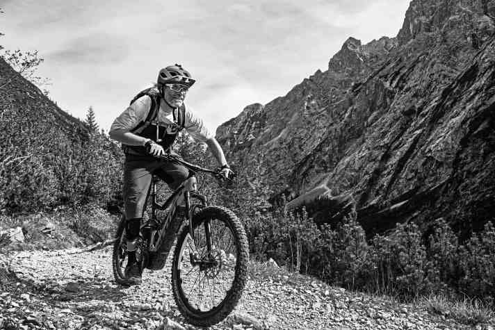    Holger Meyer, BIKE-Trainer und -Entertainer: Holger ist einer der Bike-Pioniere Deutschlands. Der ehemalige Weltcup-Fahrer, Abenteurer, Buchautor und Event-Moderator veranstaltet mit seiner Partnerin Karen Eller Bikecamps. Nach   30 Bike-Jahren ist er immer häufiger mit Motor unterwegs und auch Mitglied der EMTB-Testcrew.