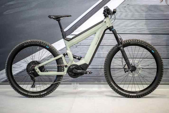   Auch Riese und Müller hat sein Doppelakku-Bike Superdelight Mountain mit dem neuen Bosch-Antrieb ausgestattet. Allerdings passen in den Rahmen nur Powertube-Akkus mit 500 Wattstunden. Maximale Bord-Kapazität also: 1000 Wh. Federweg: 150/140 Millimeter. Ab 7199 Euro.