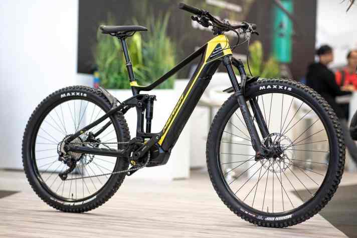    <a href="e_mtb/e_mtb_news_neuheiten/e-mtb-neuheiten-merida-eone-sixty-2020/a41306.html"  rel="noopener noreferrer">Das neue eOne-Sixty von Merida</a>  haben wir bereits ausführlich vorgestellt. Auf der Eurobike zeigt Merida den kleinen Bruder eOne-Forty mit 140 Millimetern Hub. Das MX-Konzept und den Carbonrahmen hat es mit dem größeren Bruder gemeinsam.