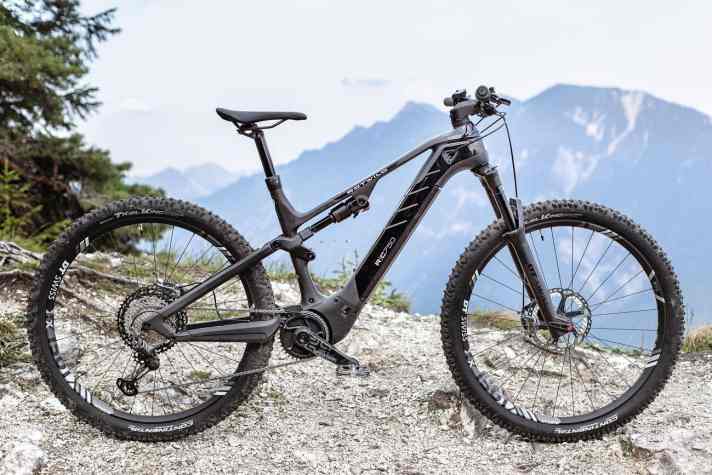   Die gesamte E-MTB-Palette von Rotwild kommt 2020 in neuem Glanz. <a href="e_mtb/e_mtb_news_neuheiten/e-mtb-neuheiten-rotwild-rx-750-ultra/a41167.html"  rel="noopener noreferrer">Das R.X750 haben wir bereits ausführlich vorgestellt.</a>  Auf der Eurobike zeigte Rotwild auch den sportlichen Edel-Tourer R.C750: Vollcarbohnrahmen, Brose S Mag, 750 Wattstunden, am Topmodell ist ein DT-Swiss-Fahrwerk verbaut.