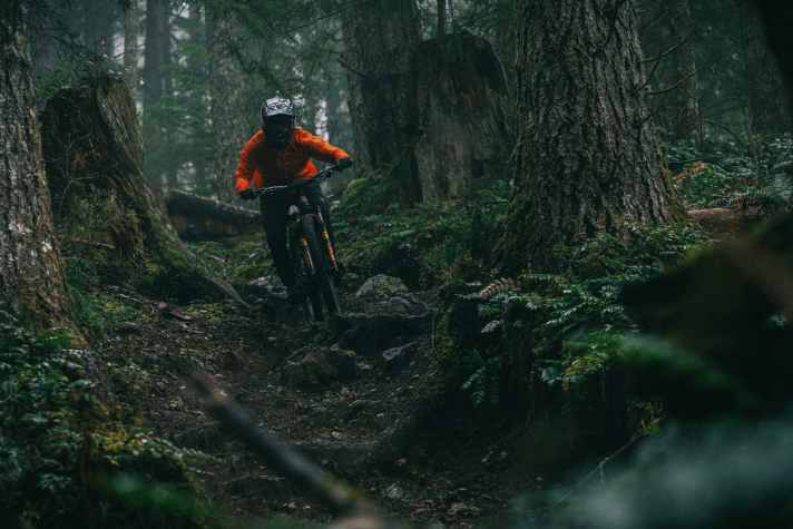   In den Wäldern Kanadas unter der Führung von EWS Racerin Andreane muss die Fox beweisen, aus welchem Holz sie geschnitzt ist.