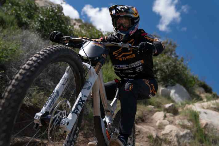   Aaron Gwin auf der neuen Fox 40 in der weißen Jubiläumsedition.