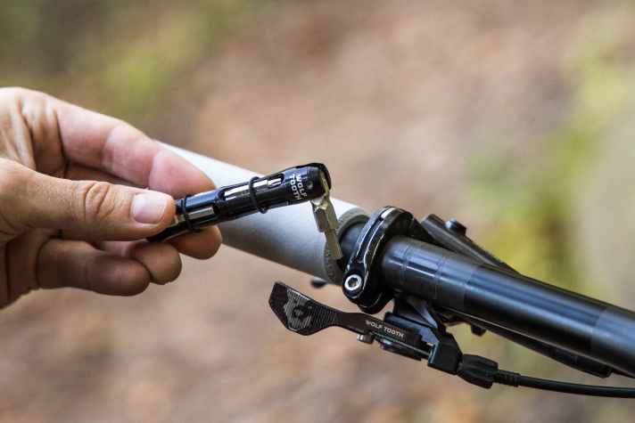   Pfiffige Multi-Funktion: Der 8er-Inbus ist hohl und fungiert gleichzeitig als Aufnahme für die Bit-Werkzeuge. Der Kopf des Hex-Bit-Tools ist zusätzlich klappbar, damit eine bessere Hebelwirkung entsteht.