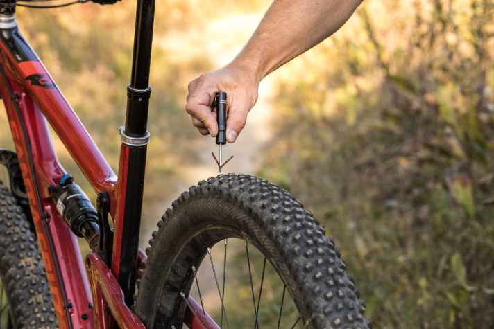   Mit dem Tubeless-Repair-Kit können in bekannter Manier schlauchlose Reifen geflickt werden.