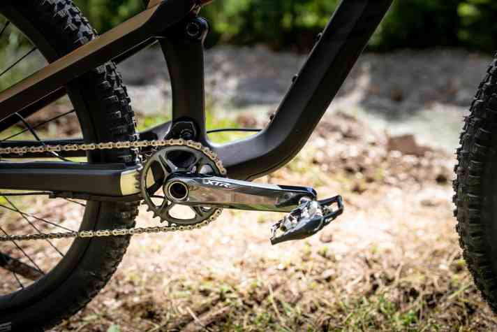  Das neue Kettenblatt zeigt sich selbst von fiesen Bikepark-Abfahrten unbeeindruckt und hält die Kette sicher an Ort und Stelle.