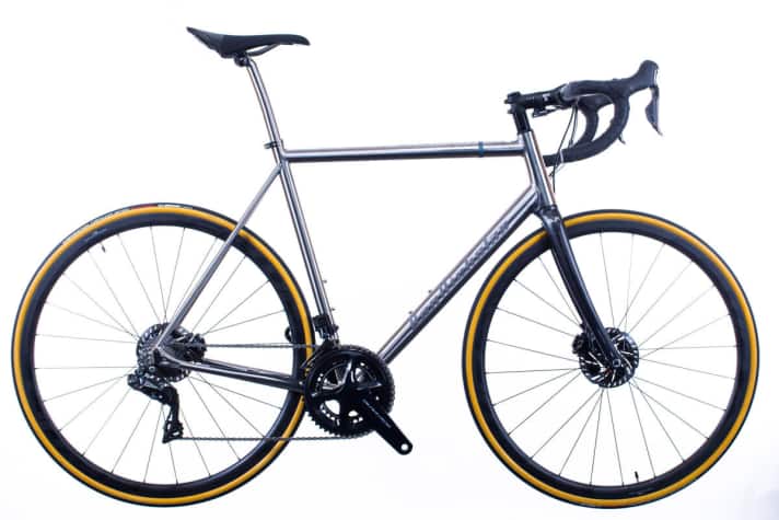 <a href="http://www.vannicholas.com/road-bikes/skeiron" target="_blank" rel="noopener noreferrer nofollow">Van Nicholas Skeiron</a>  – Gold Award!   Bei dem Titan-Renner mit 12-mm-Steckachsen verläuft die vordere Bremsleitung versteckt in der perfekt integrierten Gabel. Zum Hinterrad treten Kabel und Leitungen aus einer Kappe unterhalb des Press-Fit-Tretlagers. Jury Statement: Der Markt für Titan-Rennräder ist klein, doch überzeugt uns das Skeiron mit seinem klassischen Retro-Design und der einzigartigen Integration der Kabel im Cockpit und Rahmen besonders. Das Preis-Leistungs-Verhältnis ist für ein Titan-Rad mit Scheibenbremsen sehr gut.
