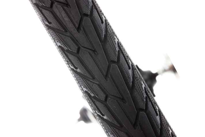 <a href="http://www.schwalbe.com/" target="_blank" rel="noopener noreferrer nofollow">Schwalbe</a>  Green Compound – Green Award   Weil der Reifen-Bestseller Road Cruiser mit einer neuen Lauffläche aus Naturkautschuk und recycelten Gummimaterialien ausgestattet ist, verbraucht seine Herstellung weniger Energie und Rohstoffe.  Jury Statement: Mit dem Green Compound setzt Schwalbe einen neuen Standard bei der Verwendung recycelter Materialien. Es ist ein wichtiger Schritt in Richtung Nachhaltigkeit, wenn bestehende Produkte, die tausendfach verkauft werden, grüner und umweltfreundlicher produziert werden. So finden selbst gebrauchte Gummihandschuhe oder Türdichtungen eine weitere Verwendung.