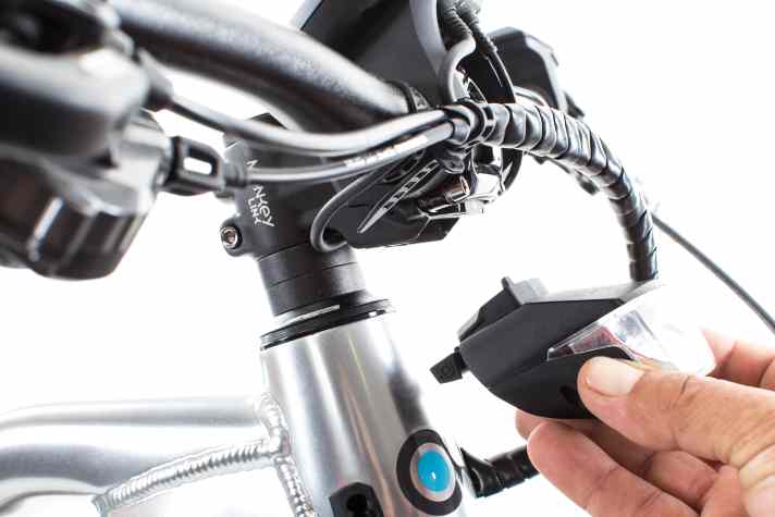 <a href="http://www.eurorad-it.de/" target="_blank" rel="noopener noreferrer nofollow">MonkeyLink</a>  MonkeyLight 100 Lux Set Connect   Jury Statement: Wir halten MonkeyLink für ein brillantes Konzept für die Anbringung von Beleuchtung oder Schutzblechen am Pedelec. Durch die magnetische Befestigung lässt es sich leicht bedienen und die Energieversorgung ist durch die E-Bike-Batterie gesichert.