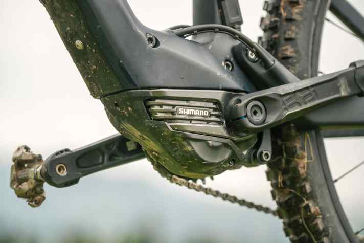   Die schlanke Form des Shimano EP8 kommt im Orbea Rise besonders gut zur Geltung. Die Spanier halten die Ummantelung des Antriebs sehr dezent.
