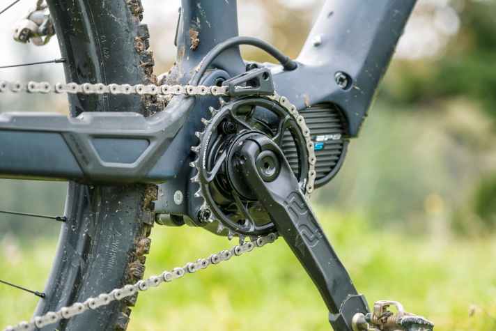   Das 32er-Kettenblatt stammt von eThirteen – und wurde in dieser Größe erst auf Nachfrage von Orbea gefertigt. Gut so, denn an einem Minimal-Assist-E-MTB kommt einem leichten Klettergang noch mehr Bedeutung zu, als an einem klassischen E-MTB.