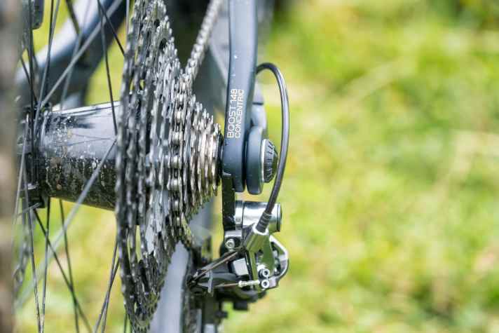   Typisch Orbea: Der Drehpunkt zwischen Sitz- und Kettenstreben liegt auf der Achse des Hinterrades. Die groß dimensionierten Lager sollen besonders robust sein.