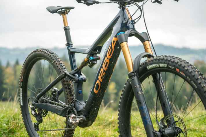   Ein E-MTB mit dermaßen schmalem Unterrohr? An die Optik der neuen Light-Klasse gewöhnen wir uns gerne!