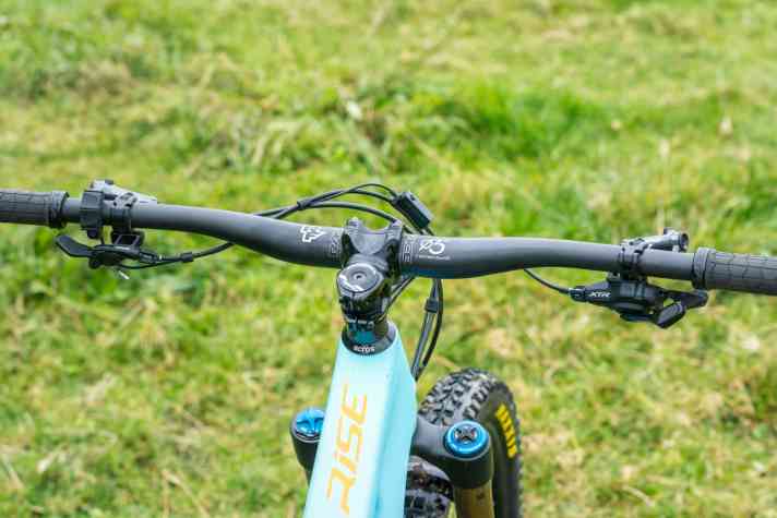   Smart: In der Standardkonfiguration verschickt Orbea das Rise mit einem minimalistischen Cockpit. Die Kombi aus schlankem E7000-Shifter und Drahtloseinheit macht die Lenkzentrale besonders schlicht, das passt zum sportlich-minimalistischen Ansatz des Bikes. Ein Display gibt's optional im Konfigurator.