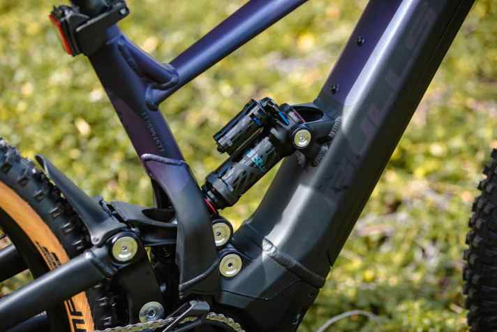   Ruppige Downhills? Aber gerne doch! Der Rockshox Super Deluxe Select+-Dämpfer mit Ausgleichsbehälter steckt so einiges weg.