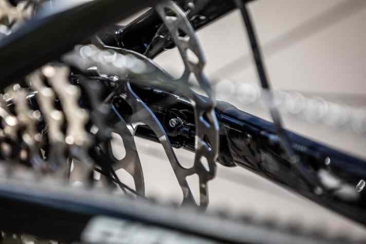   In der neuesten Ausbaustufe hat Giant den Speedsensor sauber ins Ausfallende integriert. Super: Auch das Kabel verläuft bis ganz hinten in den Kettenstreben.
