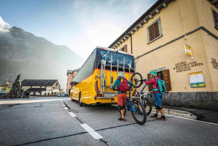   Irgendwann brauchen wir die Hilfe des Busfahrers nicht mehr. In dieser Region nutzen viele Enduro-Biker das Postauto als Lift.