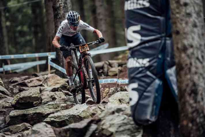  Der Brite Tom Pidcock hat das U23-Rennen der Herren gewonnen. Er gilt als Radsport-Supertalent und gewann jüngst erst den Giro d'Italia der Nachwuchsfahrer. Wie Mathieu van der Poel, der aufgrund von Straßenrennen in Nove Mesto nicht am Start ist, schafft es Pidcok, im Cyclocross, auf der Straße und im Mountainbiken Erfolge zu feiern.