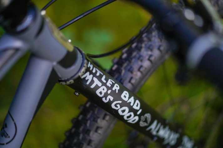   Punkrock-Fans erkennen die Hommage an die legendären Vandals und ihre großartige Platte "Hitler bad, Vandals good." Die Gabel bot Raum für Notizen. Also kritzelte Henri ein bisschen drauflos. 