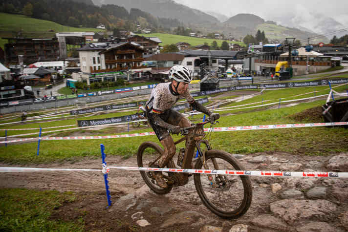   Der Deutsche E-MTB-Meister Jochen Käß kam nicht ins Ziel, genauso wie Julien Absalon übrigens.