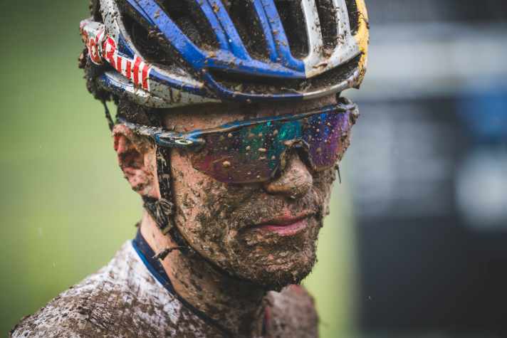   Hat den Nachwuchs-Giro auf der Straße gewonnen, stand bei der Straßen-WM am Start, siegte doppelt beim U23-Worldcup in Nove Mesto und hat sich nun zum E-MTB-Weltmeister gekürt: der 21-jährige Brite Tom Pidcok.