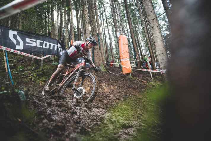   Katrhin Stirnemann, die zum ersten Mal bei einem E-MTB-Wettkampf am Start stand, fuhr auf einem Thömus-Bike mit Shimano EP8-Antrieb zu Silber.