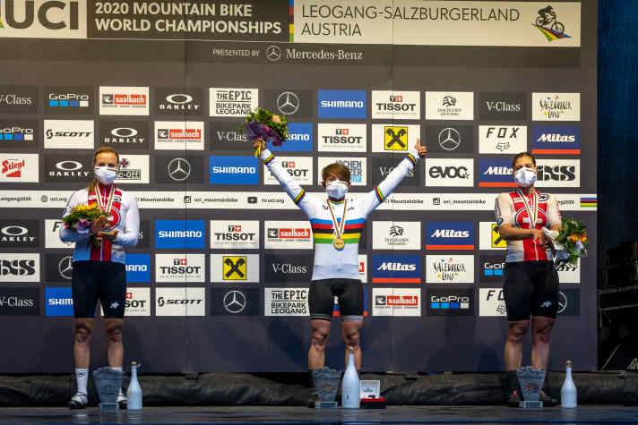   Die Französin Melanie Pugin ist neue E-MTB-Weltmeisterin, Silber geht an Stirnemann, Bronze an Vorjahressiegerin Schneitter.