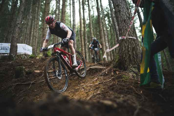   Mathias Flückiger fuhr auf dem Hardtail und mit Weste. Beides ungewöhnlich, aber der Erfolg mit Silber gibt ihm recht.