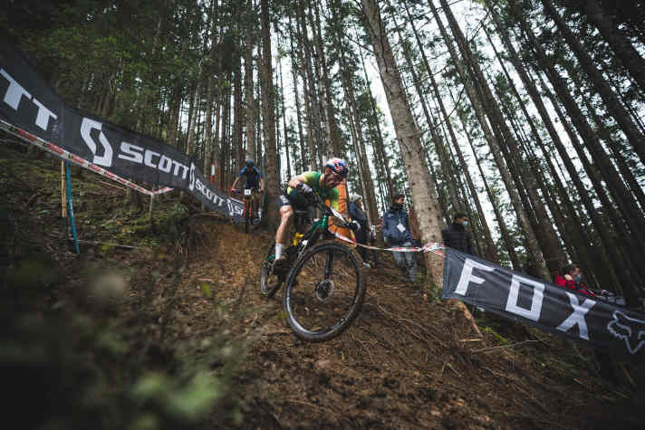   Brasiliens MTB-Star Henrique Avancini wurde nicht nur von einem Platten ausgebremst, sondern tat sich auch mit den einstelligen Temperaturen während des Rennens schwer. 