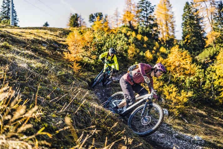   Auf wendigen Trails kommt es auf Handling und Leichtfüßigkeit an. Keine leichte Aufgabe für schwere E-MTBs.
