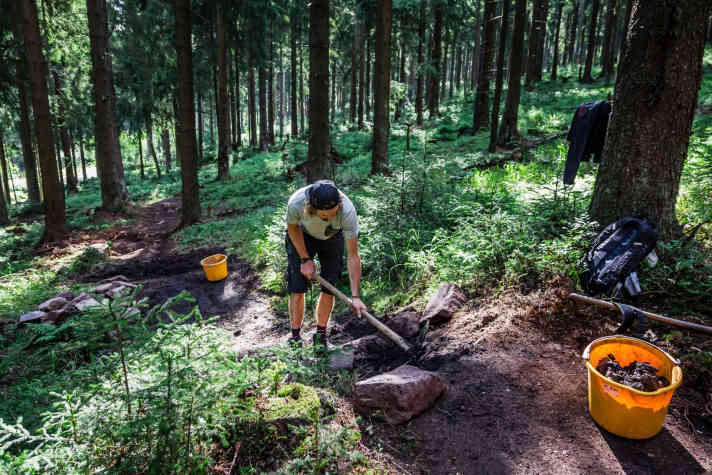   Im neuen Bikepark Oberhof gibt's nicht nur eine große Jumpline, sondern auch 2,5 Kilometer Naturtrails mit ein paar gebauten Passagen.