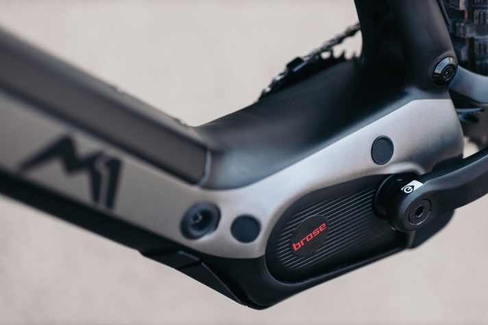   In seinen Grundzügen ähnelt das Erzberg dem <a href="https://www.bike-magazin.de/emtb/e_mtb_news_neuheiten/eurobike-2018-m1-spitzing-evolution" target="_blank" rel="noopener noreferrer">Spitzing Evolution</a> . Statt TQ-Antrieb kommt allerdings der Brose Drive SMag zum Einsatz.