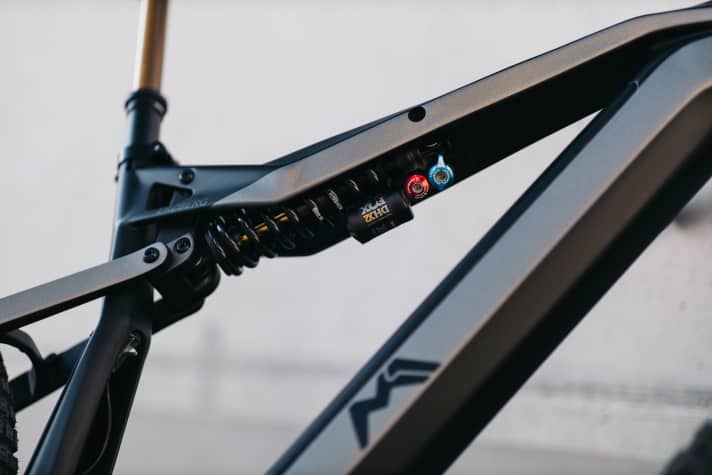   Die extravagante Platzierung des Dämpfers erbt das Erzberg vom <a href="https://www.bike-magazin.de/emtb/e_mtb_news_neuheiten/eurobike-2018-m1-spitzing-evolution" target="_blank" rel="noopener noreferrer">Spitzing Evolution</a> .