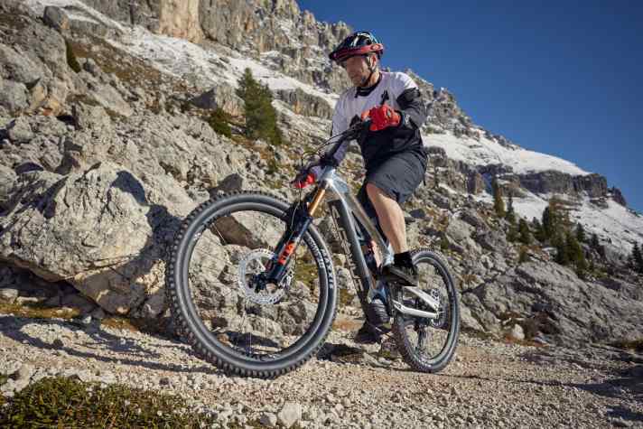   Die neueste Schöpfung in der Alutech-Flotte: Hier testet  Chef Schlener das in der CNC-Fräse entstandene E-Bike vor dem namensgebenden Dolomitenmassiv.