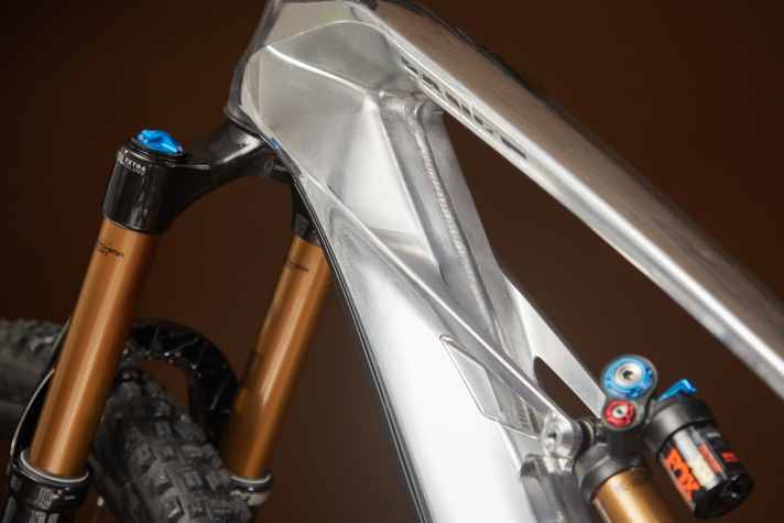   Die glatte Oberfläche verdankt der Rahmen der aufwändigen Frästechnik aus der Luft- und Raumfahrt. Das hochwertige Fox-Factory-Fahrwerk soll mit seinen 170 Millimetern Hub genug Reserven für raue Enduro-Pisten bieten.