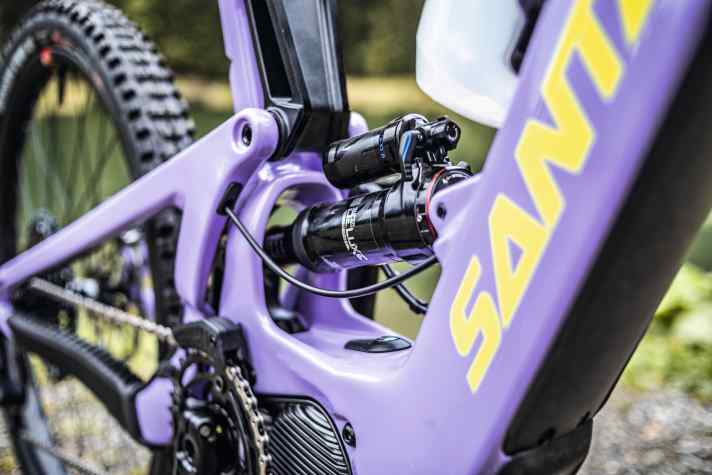   Für Fahrwerks-Fetischisten: Im Bereich des Dämpfers wurde beim Bullit mehr Platz geschaffen.  So kann man das Bike optional auch mit Stahlfederdämpfer fahren.