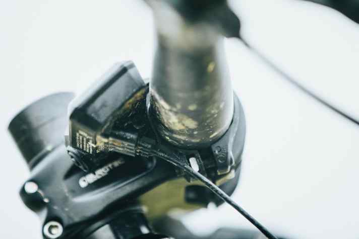   Wie Sie sehen, sehen Sie nichts. Das Kabel vom Remote-Hebel zum Display verläuft im hauseigenen Carbon-Lenker.