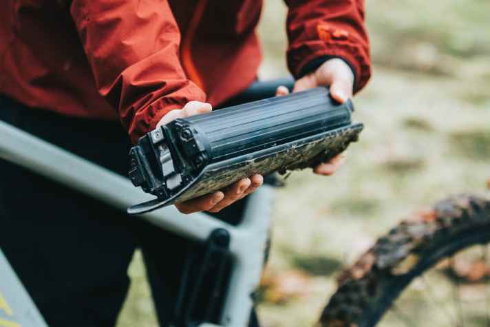   500 Wattstunden müssen für Heckler-Piloten reichen. Es sei denn, man packt sich einen der verhältnismäßig kleinen und leichten Akkus (3080 Gramm inkl. Abdeckung) in den Rucksack. Für diesen Einsatzzweck ist das fest verschraubte Carbon-Cover suboptimal.