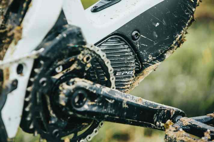   Mehr Power, weniger Gewicht: Der Shimano EP8 gliedert sich in den bekannten Hauptrahmen ein und verleiht dem Heckler 2021 mehr Bumms.