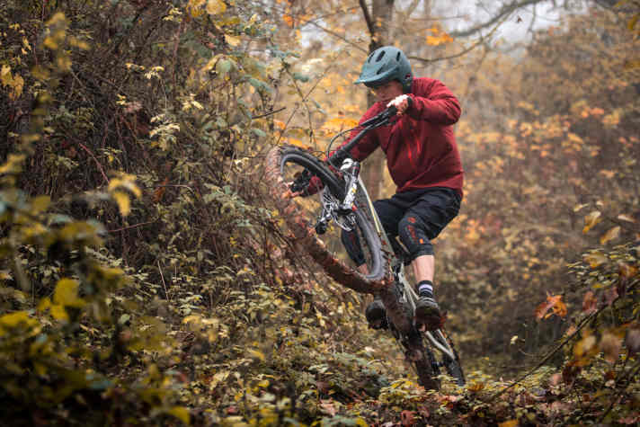   Unterwegs auf dem Heckler MX. Wir konnten das neue, superleichte Modell schon ausführlich testen. Und zwar dort, wo es sich am wohlsten fühlt: auf abwechslungsreichen Trails.