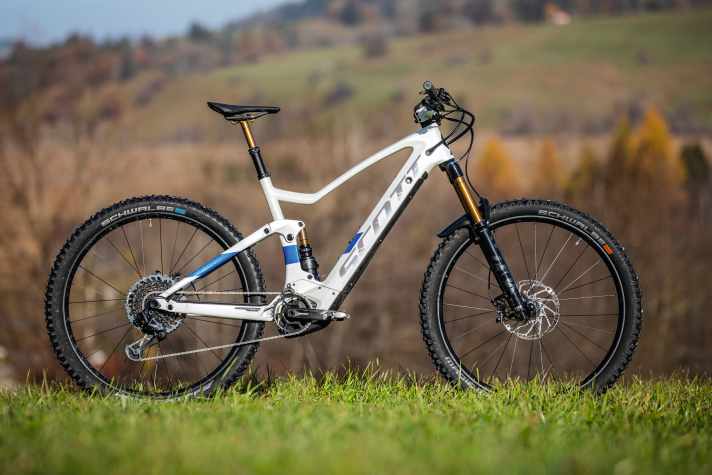   <a href="https://www.awin1.com/cread.php?awinmid=15695&awinaffid=471469&clickref=EMTB+Scott+Genius+eRide+900+tuned&ued=https%3A%2F%2Fwww.fahrrad-xxl.de%2Fscott-genius-eride-900-tuned-bike-p00058622m001" target="_blank" rel="noopener noreferrer nofollow">Scott Genius eRide 900 tuned* – 8199 Euro, Bosch Performance CX, 625 Wh, 160/150 mm, 29"</a>